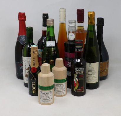 Alcools - Aperitifs…. Lot de treize (13) bouteilles:

- Une (1) bouteille - Ratafia...