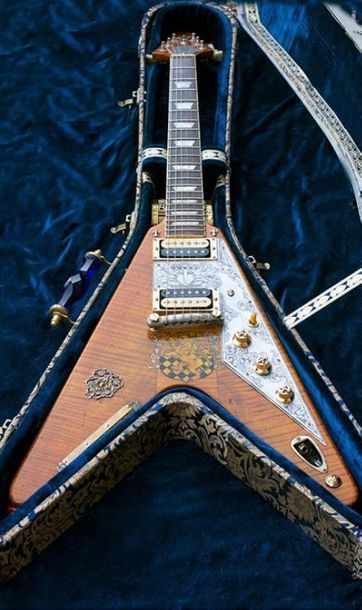null GUITARE: Philippe Dubreuille. Modèle: Knight Axe type Flying V. Date: 2019

Manche...