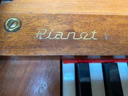 null CLAVIER: Hohner. Modèle: Pianet 1,type 9835. Date: 1950/70 

Description: piano...