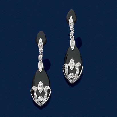 null Pair of EARRINGS in white gold (750‰) made of shuttle-shaped onyx and set with...