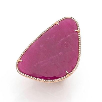 null Important Yellow Gold RING (750‰) set with a flat, opaque ruby weighing approximately...