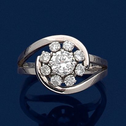 null Daisy" ring in white gold (750‰) stylized and openwork, set with nine diamonds,...