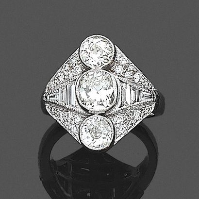 null Diamond ring in white gold (750‰) set with three antique cut diamonds and paved...