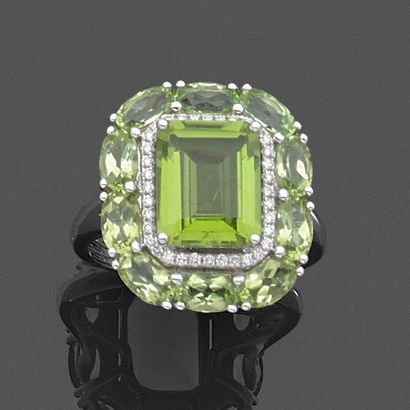 null Cushion" ring in white gold (750‰) centred on a stepped peridot cut in a double...