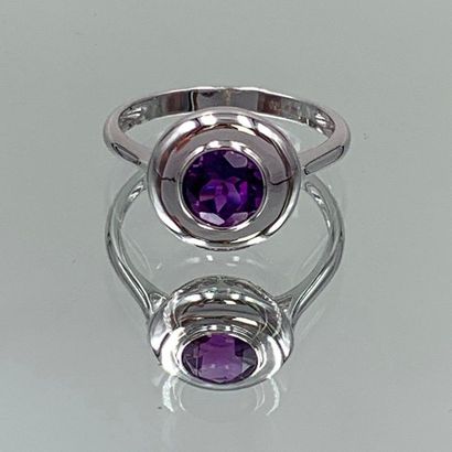 null Plain circular ring in white gold (750 thousandths) set with a round amethyst....