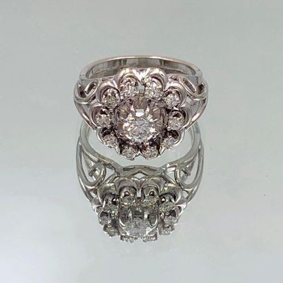 null Flower" ring in white gold (750 thousandths) openworked with scroll motifs,...