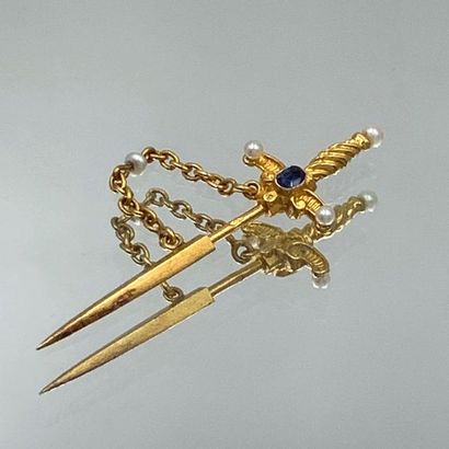 null Miniature dagger" CRAVAT PINCH in yellow gold (750‰) finely chased and twisted,...