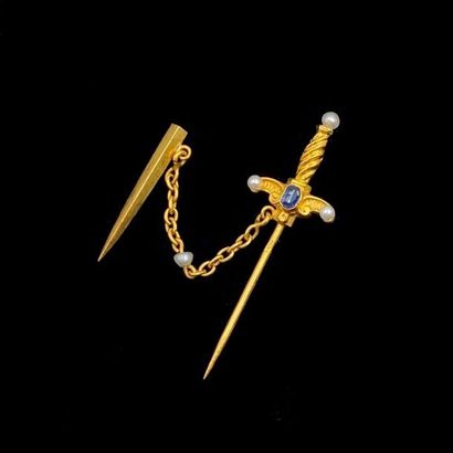 null EPINCLE A CRAVATE « dague miniature » en or jaune (750‰) finement ciselé et...