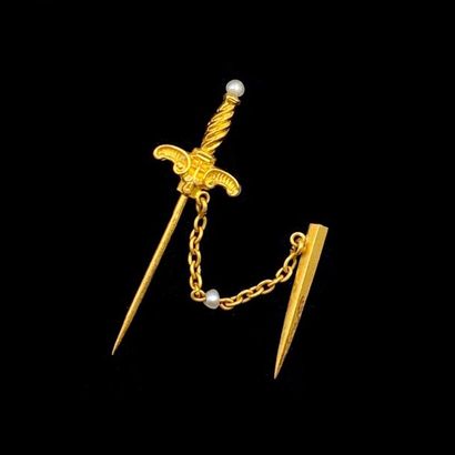 null Miniature dagger" CRAVAT PINCH in yellow gold (750‰) finely chased and twisted,...