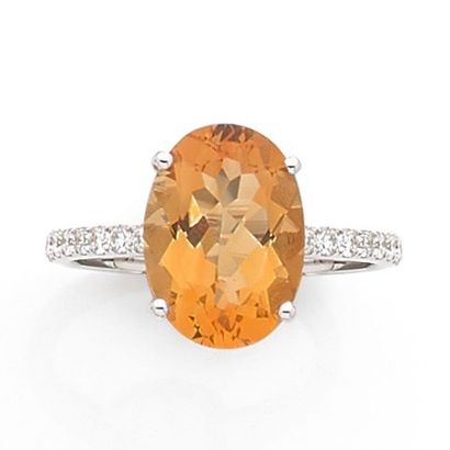 null RING in white gold (750‰) set with an oval citrine weighing approximately 5...
