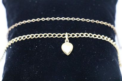 null Two CHAINS and a small PENDANT "heart" in yellow gold (750 thousandths).

Total...