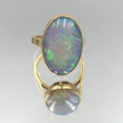 null RING in yellow gold (750 thousandths) set with an oval-shaped opal (many cracks)....