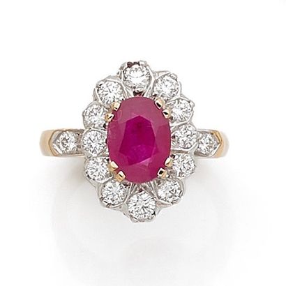 null Oval "daisy" ring in yellow and white gold (750‰) set with a 2.34 carat ruby,...