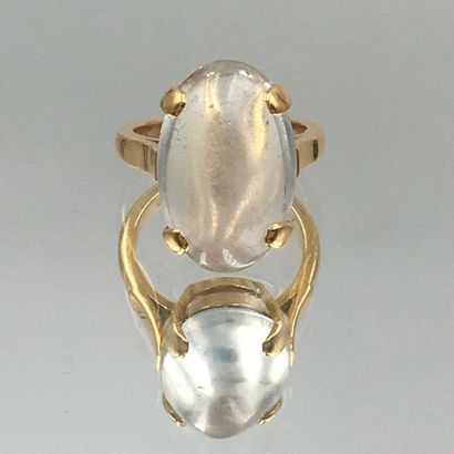 null Yellow gold ring (750 thousandths) set with an oval shaped cabochon moonstone....