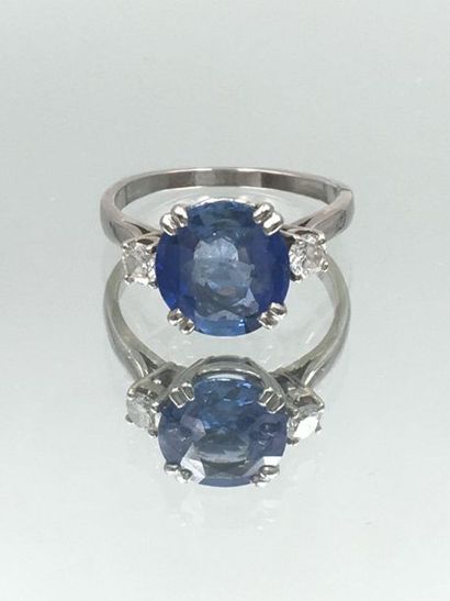 null RING in white gold (750 thousandths) set with a sapphire shouldered with two...