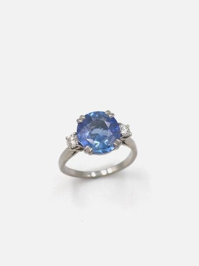 null RING in white gold (750 thousandths) set with a sapphire shouldered with two...