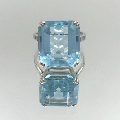null RING in white gold (750 thousandths) set with a rectangular aquamarine cut in...