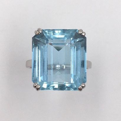 null RING in white gold (750 thousandths) set with a rectangular aquamarine cut in...