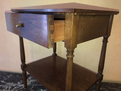 null Petite table rectangulaire en bois naturel à un tiroir et un plateau d'entrejambe

57,5...