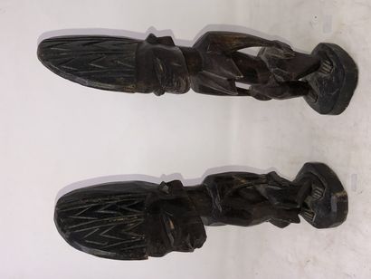 null Deux statuettes africaines en bois patiné. 

Modernes. 

H. : 29,5 et 30,5 ...