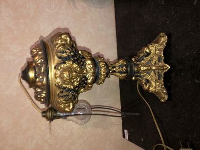 null Pied de lampe en fonte à patine noire et or. 

XIXe siècle

H. : 37 cm (acc...