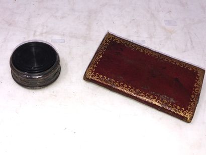 null Boite ronde en écaille et métal et petit carnet en cuir XVIIIe siècle
