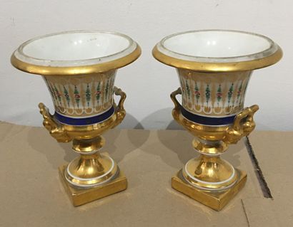 null Paire de vases Medicis en porcelaine polychrome et doré. 

Epoque Louis-Philippe....