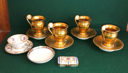 null Lot de quatre tasses et soucoupes en porcelaine dorée. Début XIXe siècle. (Usures...