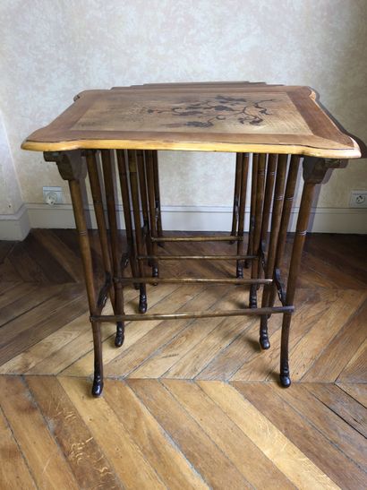 null Table gigogne en quatre parties en bois clair à plateaux marquetés. 

Vers 1900

72,5...