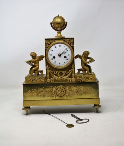 null Pendule en bronze ciselé et doré représenant l'Astronomie

Vers 1820. 

H. :...