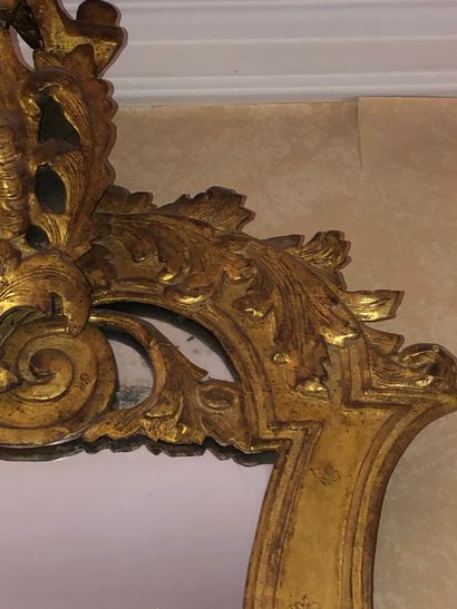 null Grand miroir rectangulaire à parecloses en bois sculpté doré, constitué d'un...