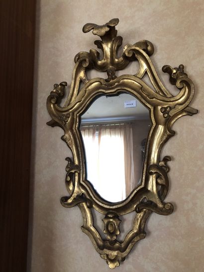 null Miroir écusson en bois doré ajouré

Italie ou Angleterre, XVIIIe siècle

77,5...