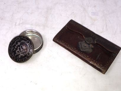 null Boite ronde en écaille et métal et petit carnet en cuir XVIIIe siècle