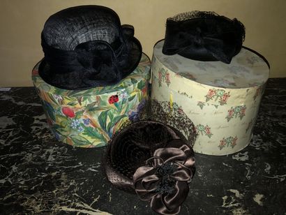 null Lot de trois chapeaux dont Philip Somerville et Dolores dans deux boites