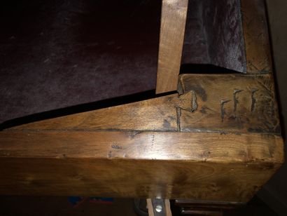 null Bureau scriban en bois naturel, à pupitre. 

Début du XIXe siècle

124 x 141,5...