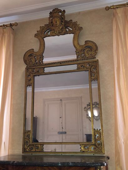 null Grand miroir rectangulaire à parecloses en bois sculpté doré, constitué d'un...