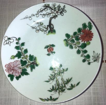 null CHINE - Petite assiette en porcelaine à fond blanc et décor polychrome végétal,...