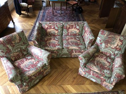 null Petit canapé deux places, deux fauteuils et repose pied recouverts de tissu...