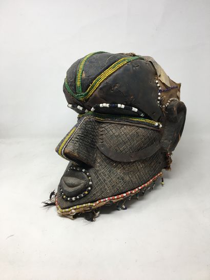 null Masque africain en bois, perles et peau. 

28 x 31 x 22 cm environ