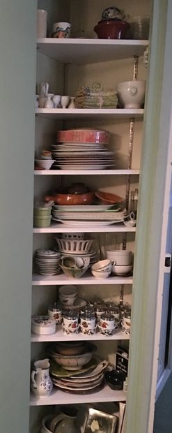 null Lot de vaisselles dépareillée en céramiques et porcelaines.