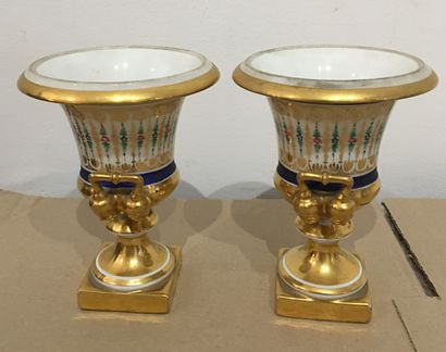 null Paire de vases Medicis en porcelaine polychrome et doré. 

Epoque Louis-Philippe....
