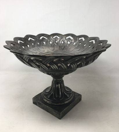 null Metal cup on pedestal. H.: 25 cm; Diam.: 36 cm