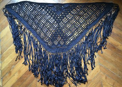 null Black cotton shawl with fringes. 120 x 150 cm approx.