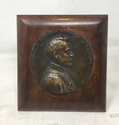 null E. MERIGNAC

Bronze medal Louis Chevillard Honorary President of French Fencing...