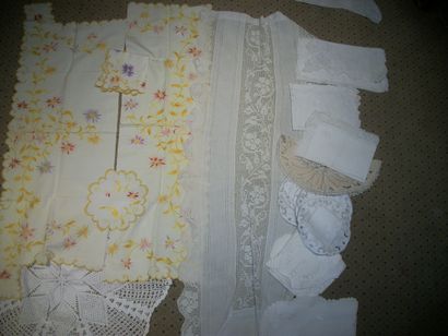 null Lot including:

- Meeting of toilet tablecloths, doilies, and various, embroidery,...