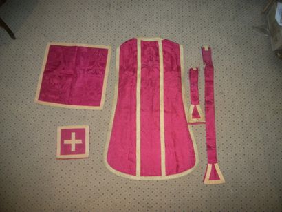 null Liturgical ensemble (chasuble, stole, maniple, veil and burse), in red damask,...