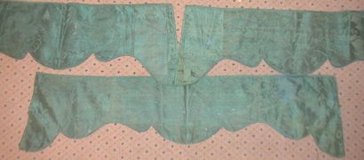 null Suite of three green damask mantling, Louis XIV period, decorated with blooming...