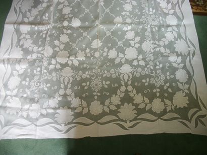 null Linen eiderdown cover edged with lace, lace in-between decoration on an ivory...