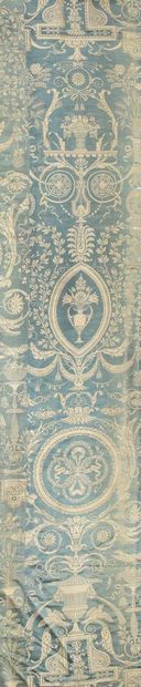 null Dessus de lit dans un damas lampas, vers 1780-1790, fond satin bleu ciel, décor...
