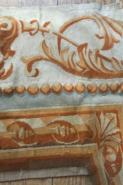 null Bordure en tapisserie, Aubusson, XIXe siècle, fond céladon, décor de rinceaux....